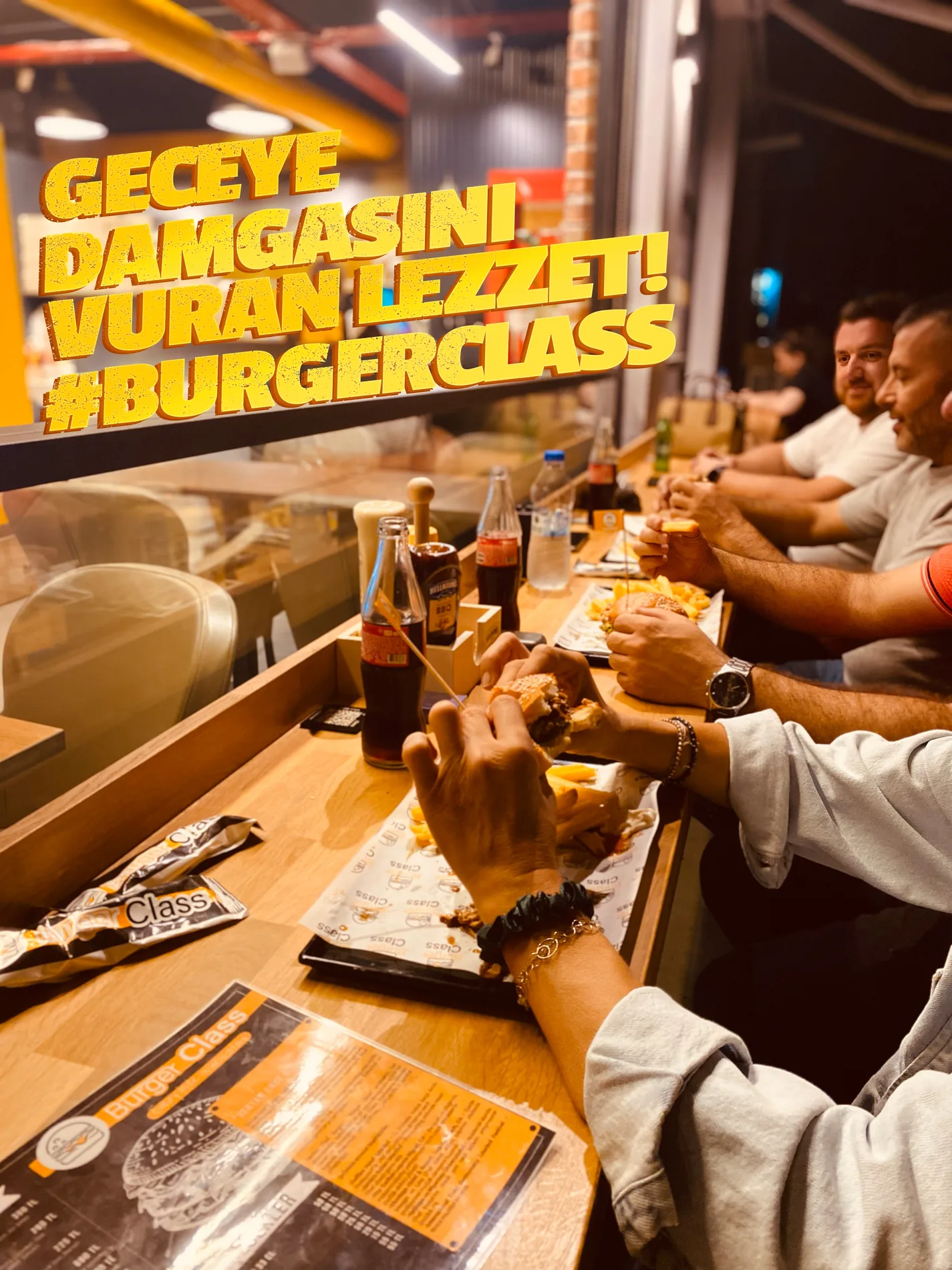 Burger Class mekanından geceye damgasını vuran lezzet temalı gerçek müşteri fotoğrafı