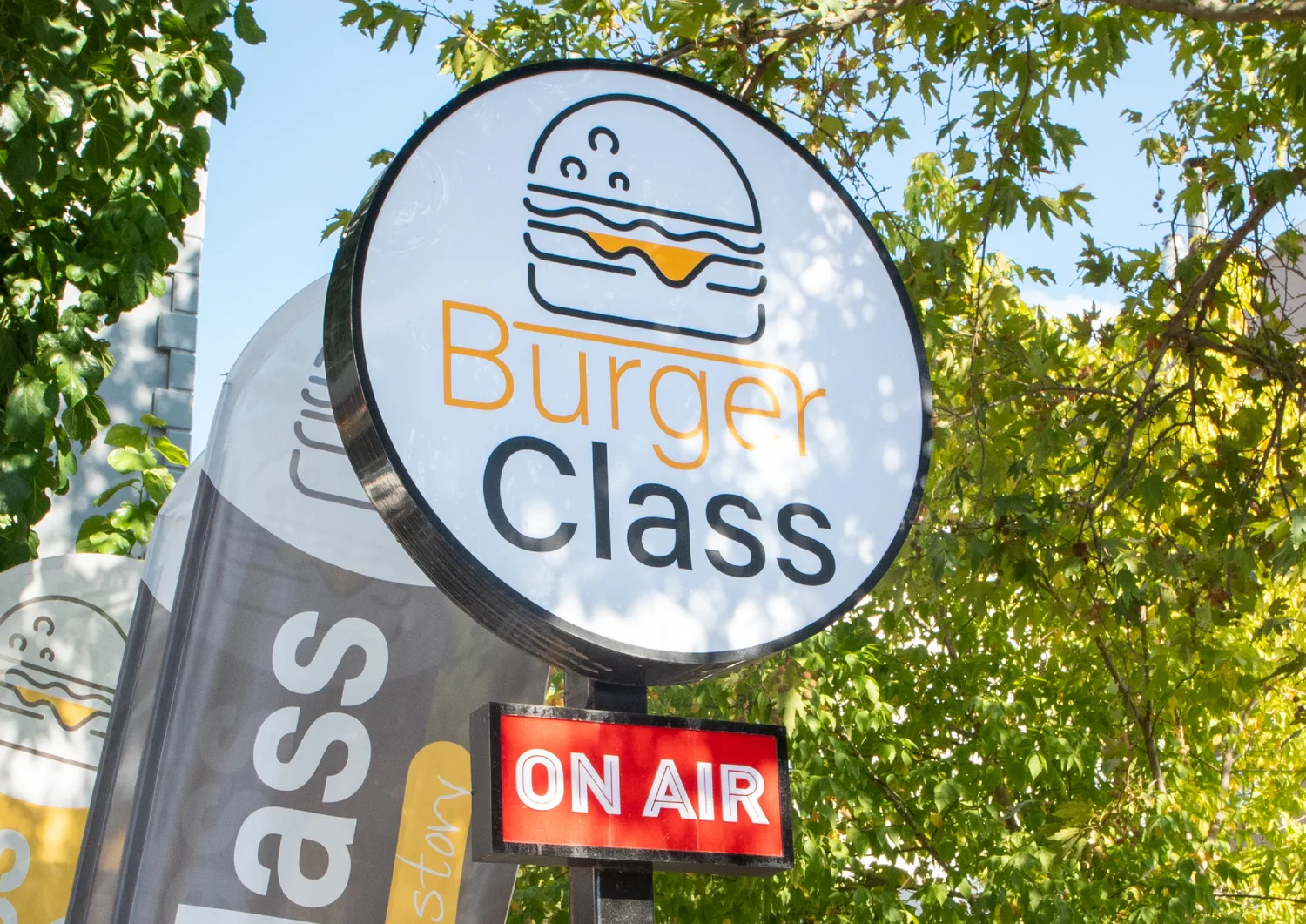 Burger Class daire tabelasının mağaza önünde gerçek uygulama fotoğrafı