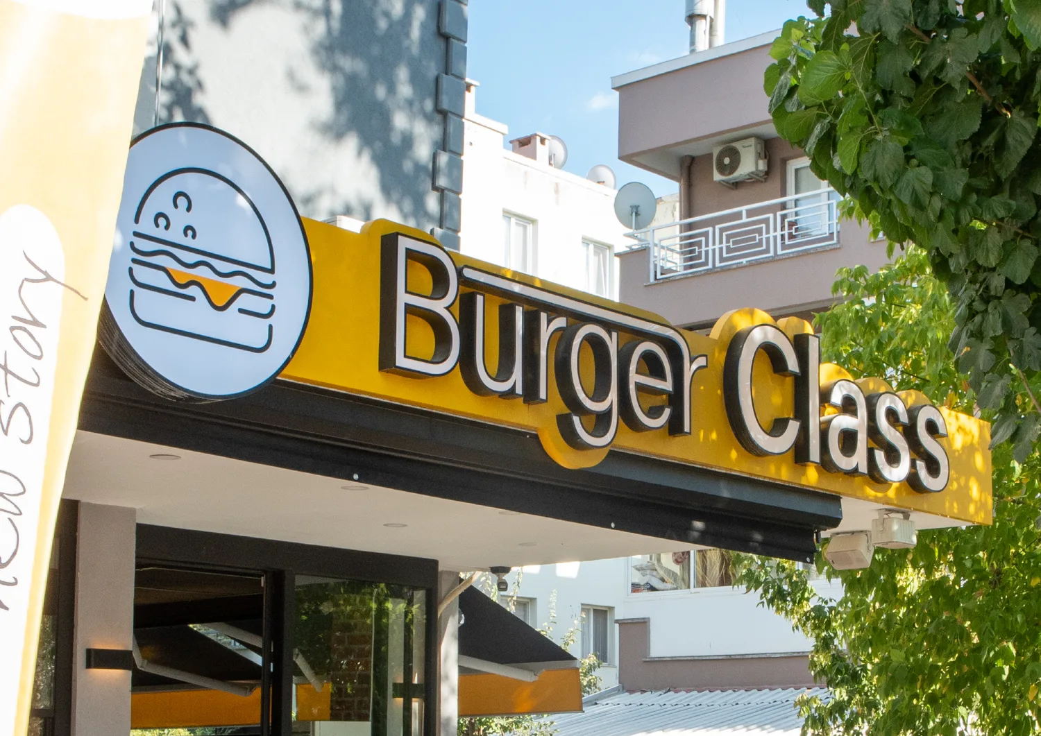 Burger Class cephe tabelasının mağaza girişinde gerçek uygulama fotoğrafı