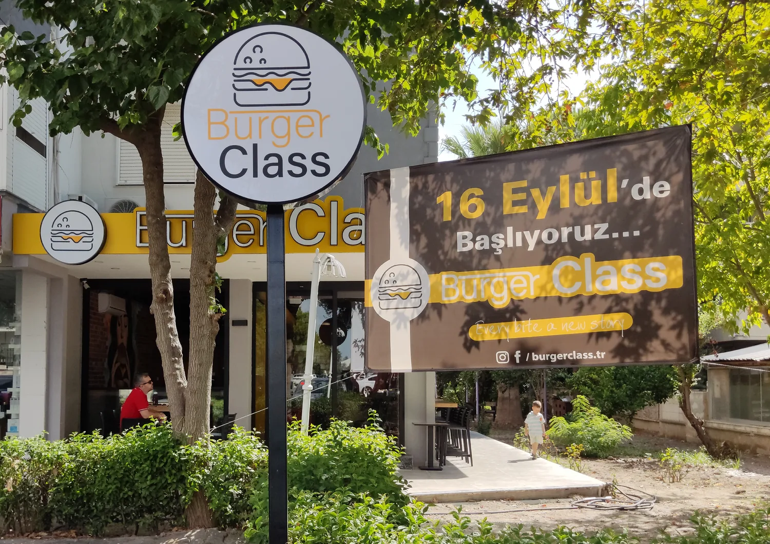 Burger Class daire ve cephe tabelalarının açılış döneminde gerçek fotoğrafı