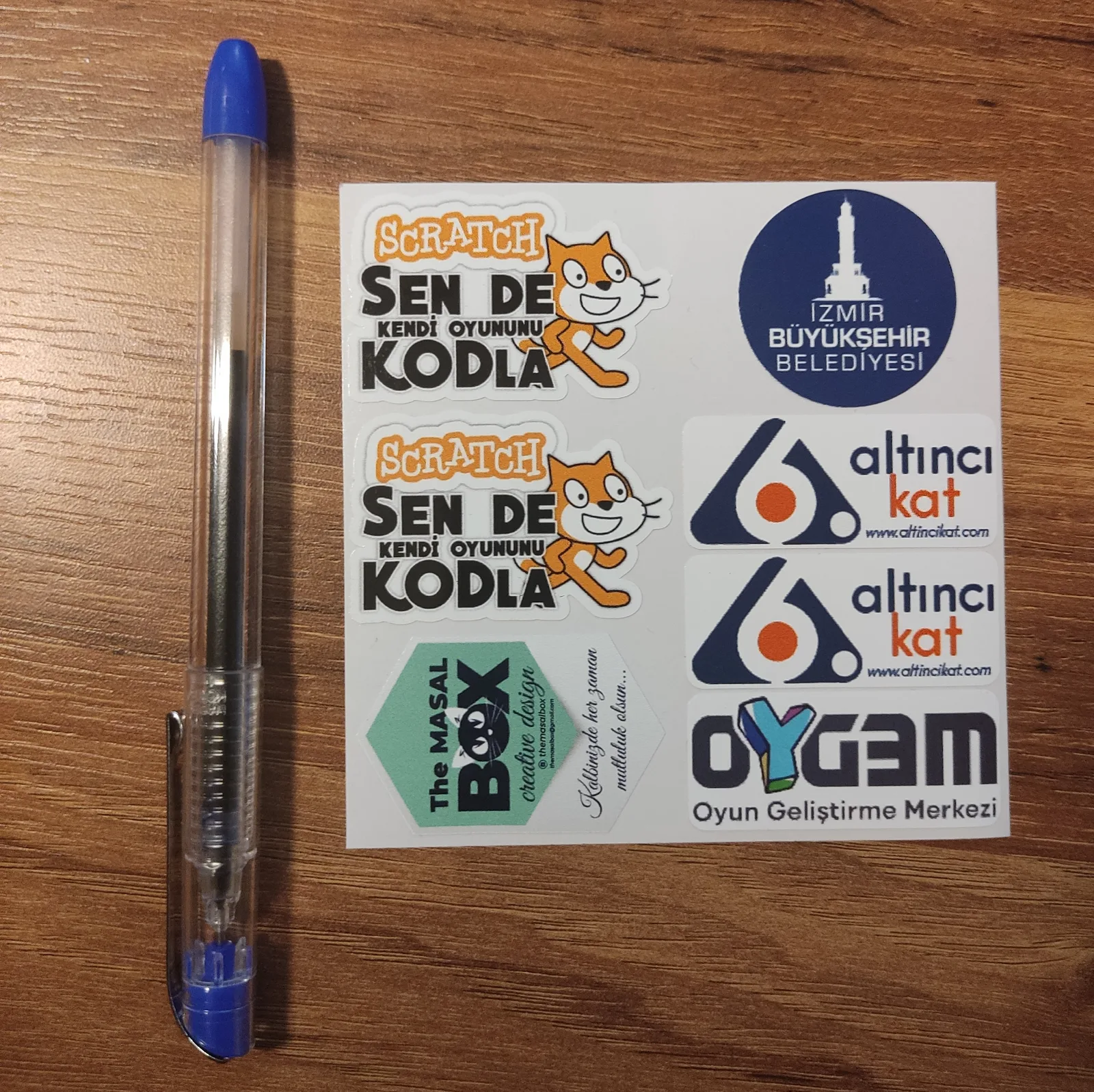 Basılmış sticker sayfası, kurum ve marka logoları